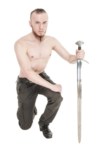 年轻英俊的男人，用孤立的剑 — 图库照片