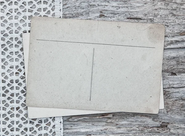 Antieke ansichtkaarten op de kant en oud hout — Stockfoto