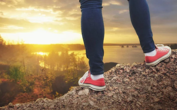 Bacaklar cliff üzerinde duran gezgin. Seyahat ve özgürlük conce — Stok fotoğraf