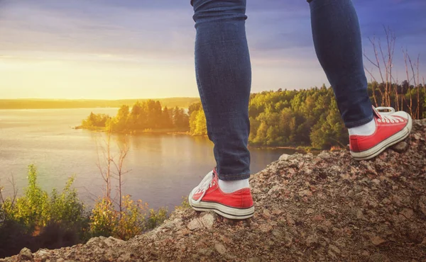 Bacaklar cliff üzerinde duran gezgin. Seyahat ve özgürlük conce — Stok fotoğraf