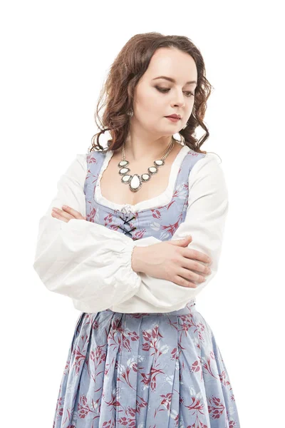 Mujer hermosa joven en vestido medieval largo aislado — Foto de Stock