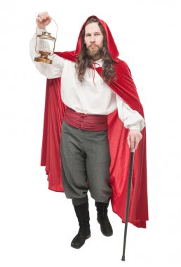 Baston ve izole lamba ile pelerinli Ortaçağ adam 