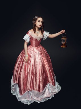 Siyah lambalı Ortaçağ elbiseli genç güzel kadın 