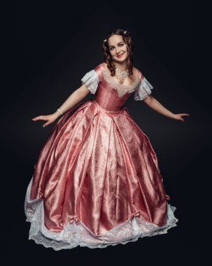 Reverans yapmak üstünde siyah Ortaçağ içinde genç güzel kadın 