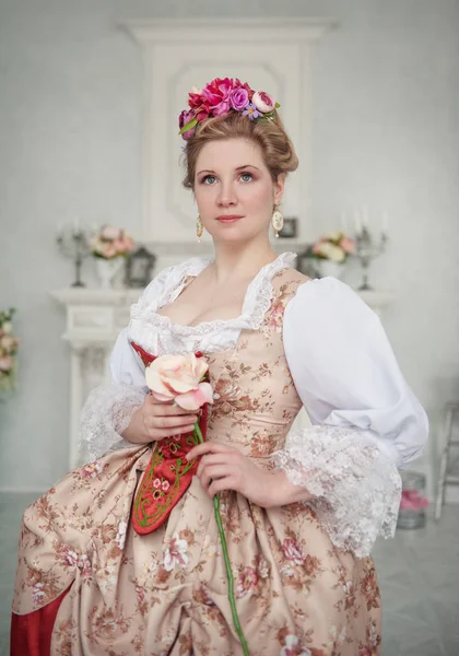 Belle femme en robe médiévale tenant rose — Photo