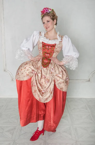 Mulher bonita em vestido medieval à moda antiga sorrindo — Fotografia de Stock