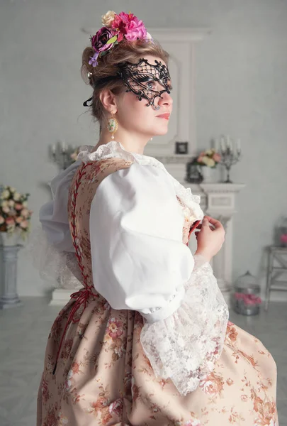 Mooie vrouw in historische middeleeuwse jurk met masker — Stockfoto