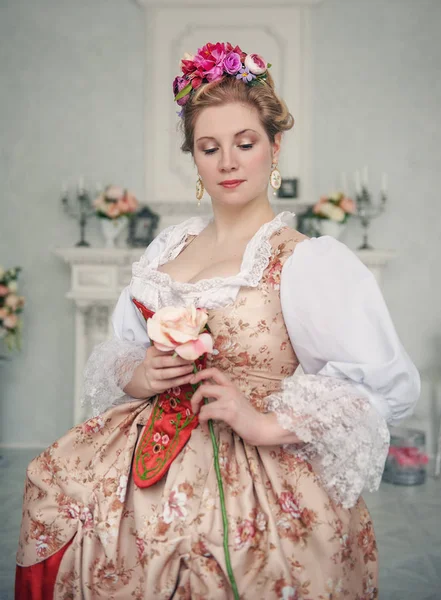 Hermosa mujer en vestido medieval sosteniendo rosa rosa — Foto de Stock