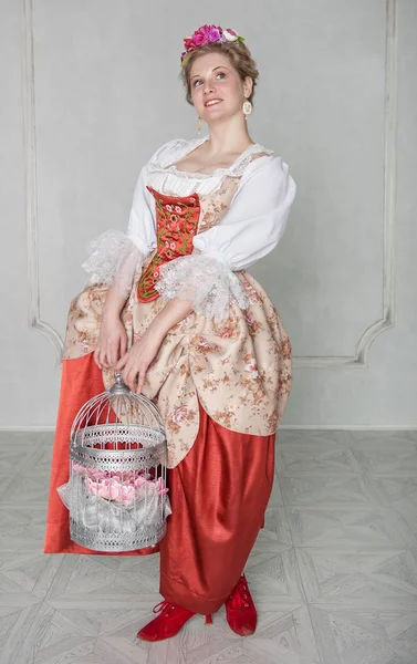 Schöne Frau im altmodischen mittelalterlichen Kleid lächelnd — Stockfoto