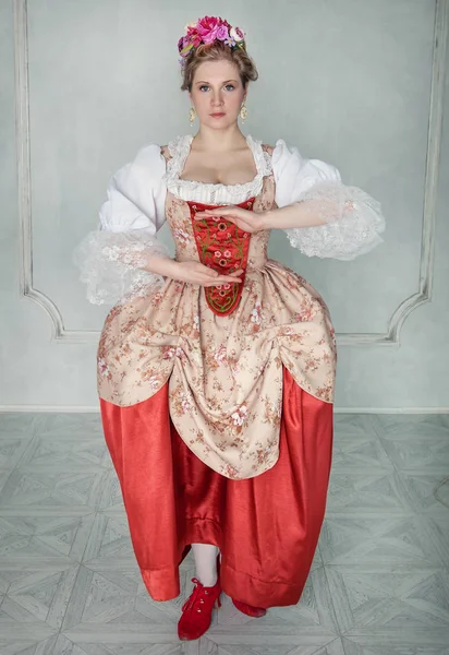 Красивая женщина в средневековом платье держит что-то в руках — стоковое фото