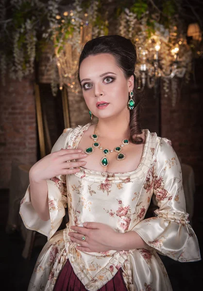 Vacker kvinna i historiska medeltida klänning — Stockfoto