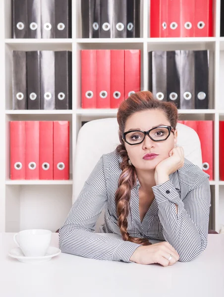 Uttråkad affärskvinna som arbetar på kontor — Stockfoto