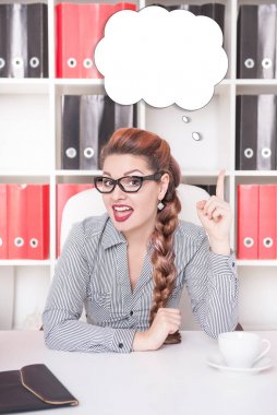 İş kadını ofiste çalışan fikir sahip olmak