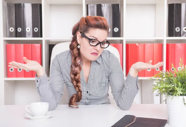 Business woman shrugging her shoulders — Stock Photo, Image