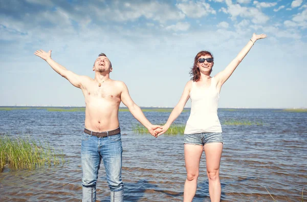 海の水で楽しんで幸せな若いカップル — ストック写真