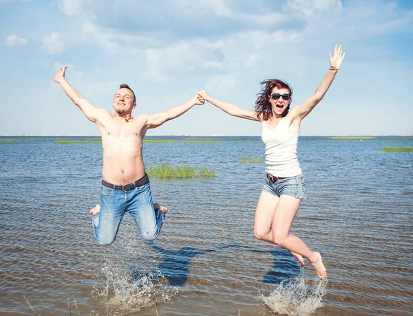Щаслива молода пара розважається у воді моря — стокове фото