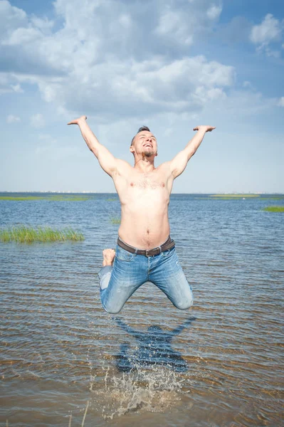 Щасливий красивий чоловік розважається у воді моря — стокове фото