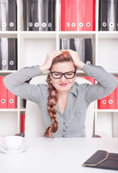 Business woman with headache — Stock Photo, Image