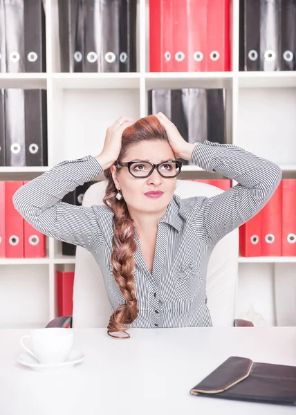 Mujer de negocios con dolor de cabeza —  Fotos de Stock