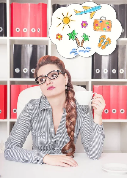 Gelangweilte Geschäftsfrau arbeitet im Büro — Stockfoto