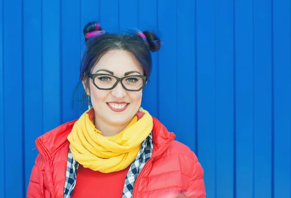 Joven hermosa mujer hipster de moda con el pelo colorido —  Fotos de Stock