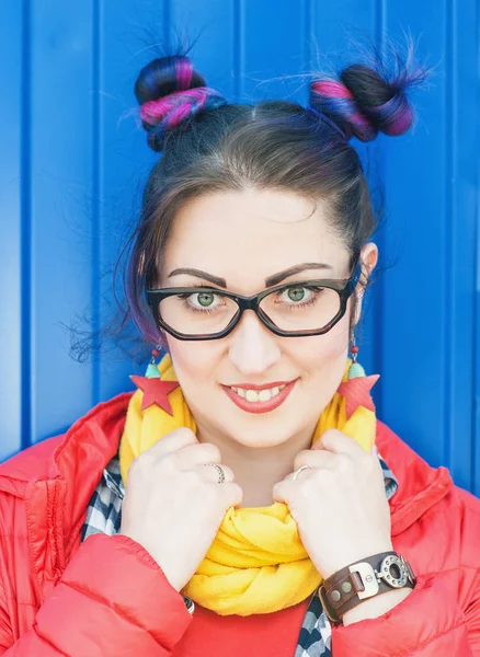 Jonge mooie mode hipster vrouw met kleurrijke haar — Stockfoto