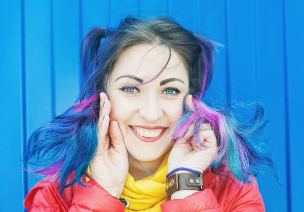 Giovane bella moda hipster donna con i capelli colorati — Foto Stock