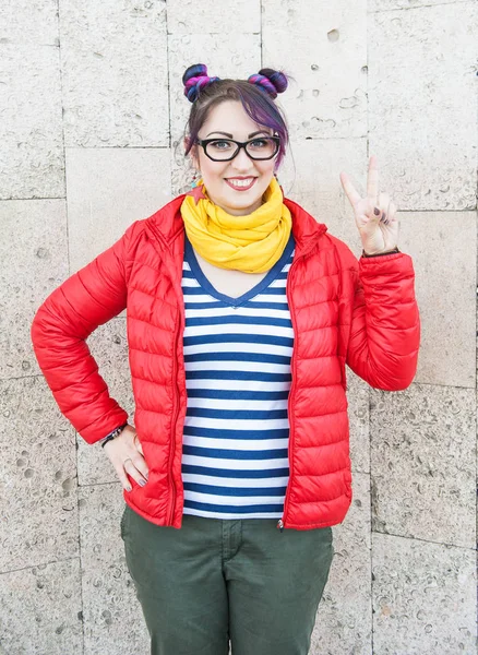 Giovane bella moda hipster donna con i capelli colorati — Foto Stock