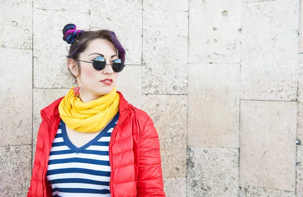 Joven hermosa mujer hipster de moda con el pelo colorido —  Fotos de Stock