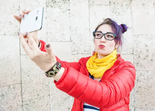 Moda mulher hipster com cabelo colorido levando selfie — Fotografia de Stock