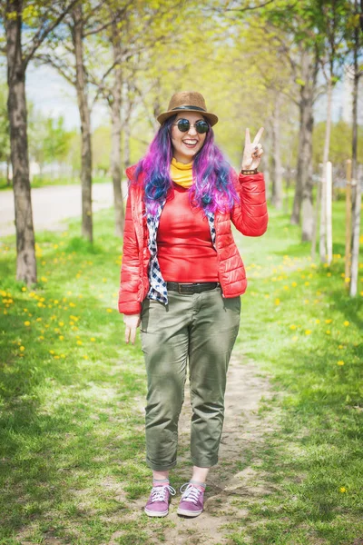 Jovem mulher hipster moda bonita com cabelo colorido — Fotografia de Stock