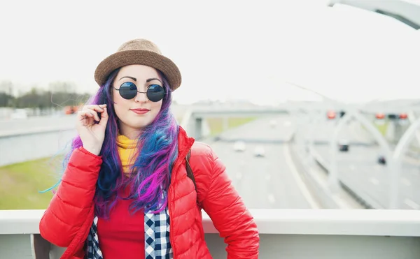 Moda mulher hipster com cabelo colorido na cidade — Fotografia de Stock