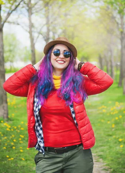 Genç güzel renkli saçlı hippi kadın moda — Stok fotoğraf