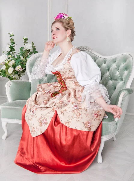 昔ながらの歴史ある中世のドレスで美しい女性 — ストック写真
