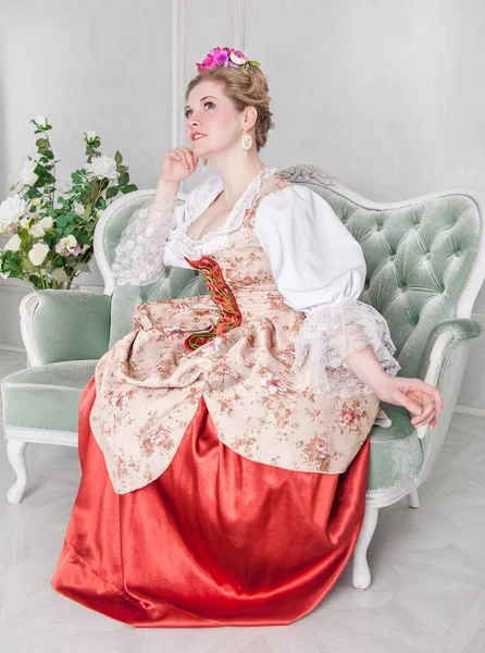 Belle femme en vieille robe médiévale historique — Photo