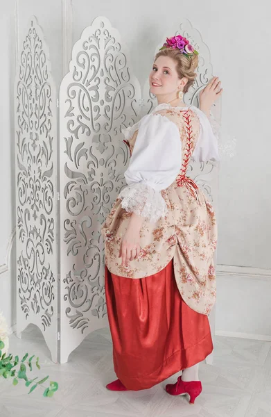 Όμορφη γυναίκα στο ιστορικό μεσαιωνικό φόρεμα χαμογελώντας — Φωτογραφία Αρχείου