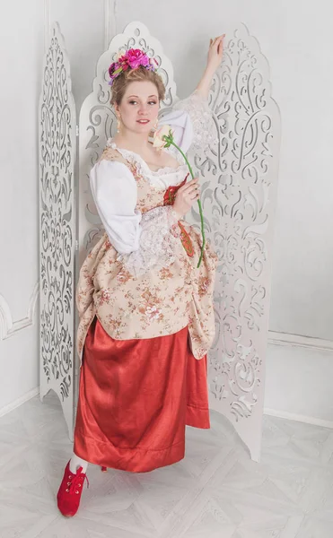 Schöne Frau im mittelalterlichen Kleid mit rosa Rose — Stockfoto