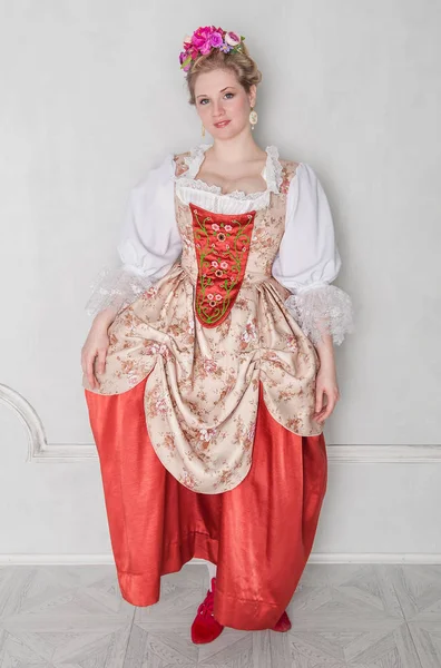 Beautiful woman in historic medieval dress — Stock Photo, Image