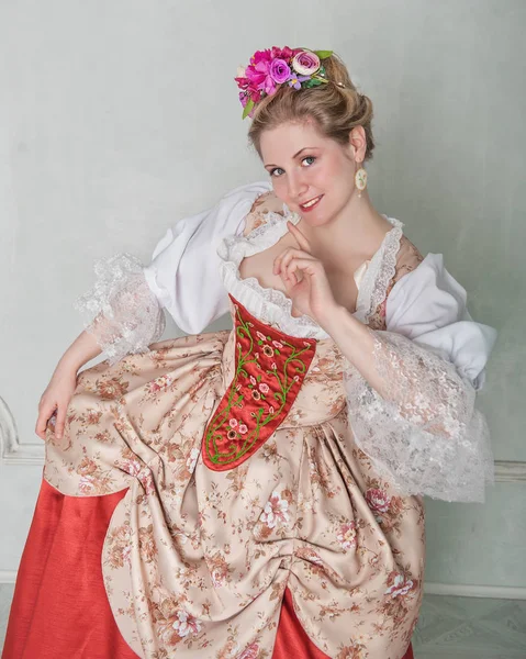 Hermosa mujer en vestido medieval histórico pasado de moda —  Fotos de Stock