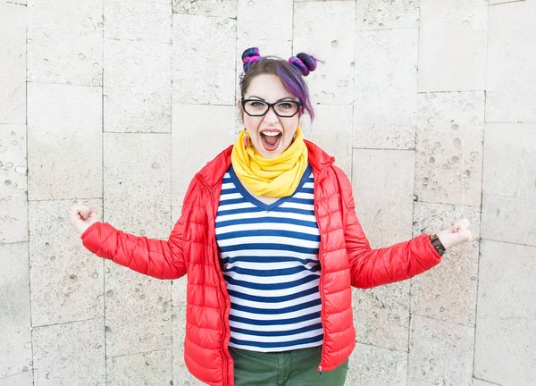 Giovane moda hipster donna con capelli colorati gesto di successo — Foto Stock