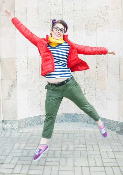 Hipster kobieta moda młody z kolorowe włosy, skoki — Zdjęcie stockowe