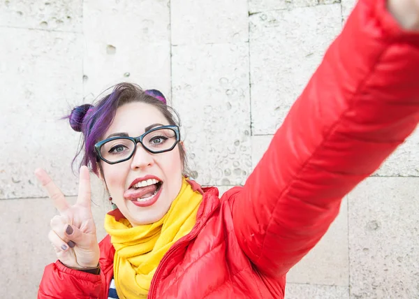 Hipster-Frau mit bunten Haaren macht Selfie — Stockfoto