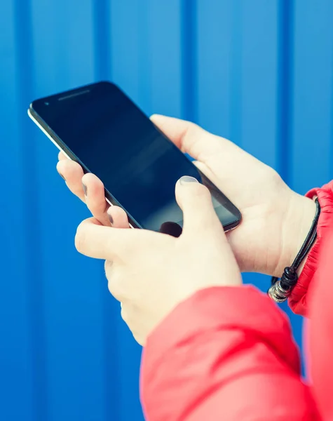 Vrouw houden en met behulp van slimme telefoon — Stockfoto