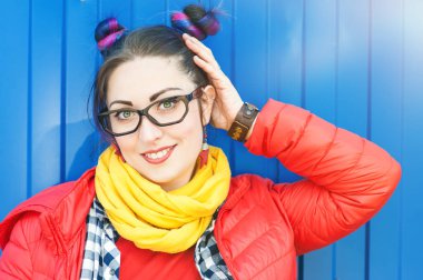 Genç güzel renkli saçlı hippi kadın moda 