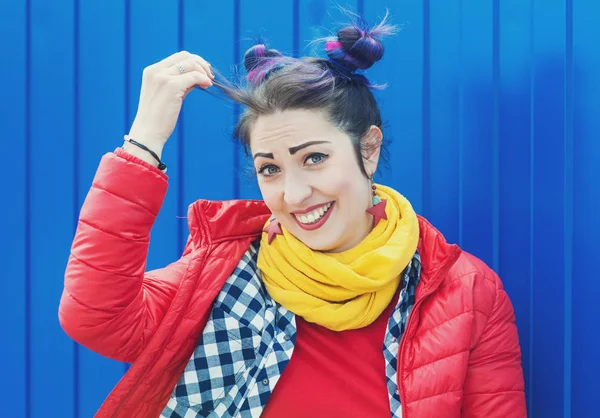Divertido hermosa mujer hipster de moda con el pelo colorido —  Fotos de Stock