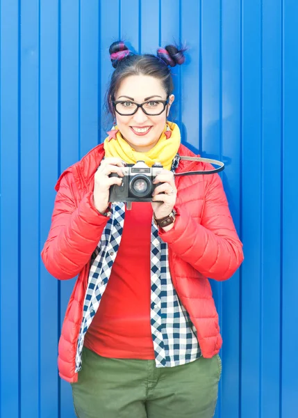 Módní bokové žena s barevnými vlasy s retro fotoaparát — Stock fotografie