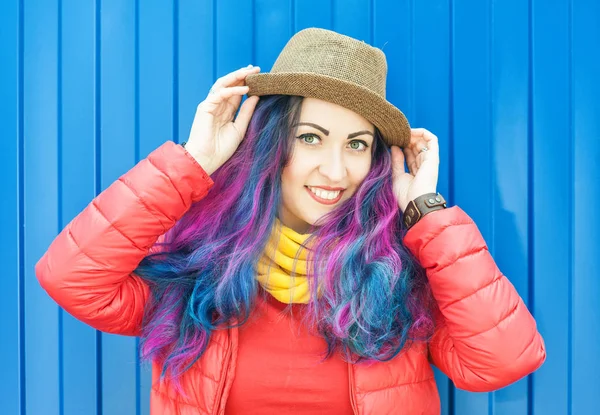 Bella moda hipster donna con i capelli colorati — Foto Stock