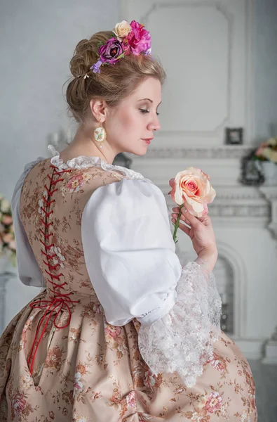 バラを保持している中世のドレスを着た美しい女性 — ストック写真