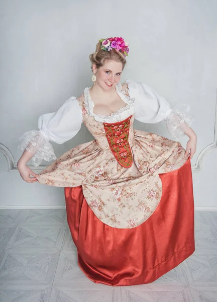 Hermosa mujer en vestido medieval a la antigua haciendo reverencia — Foto de Stock