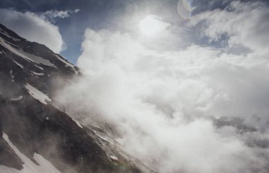 Güzel dağ manzarası ile bulut karda